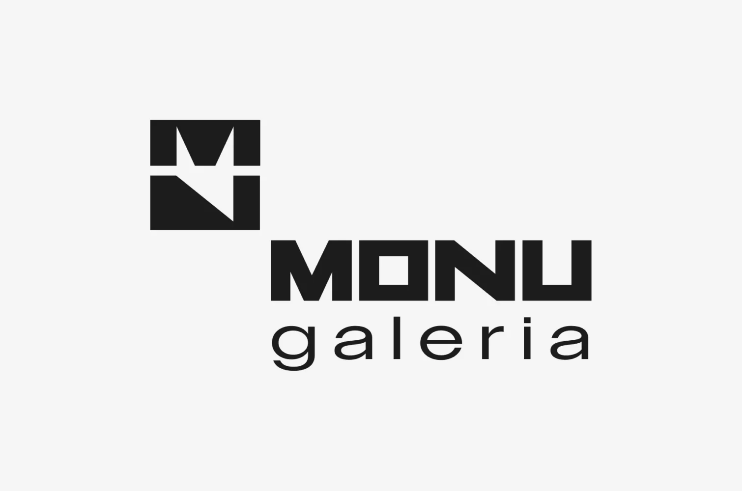 Un monograma de M sobre N en dos cuadrados negros, situado arriba y a la izquierda del nombre MONU con la palabra galeria en minúsculas espaciadas