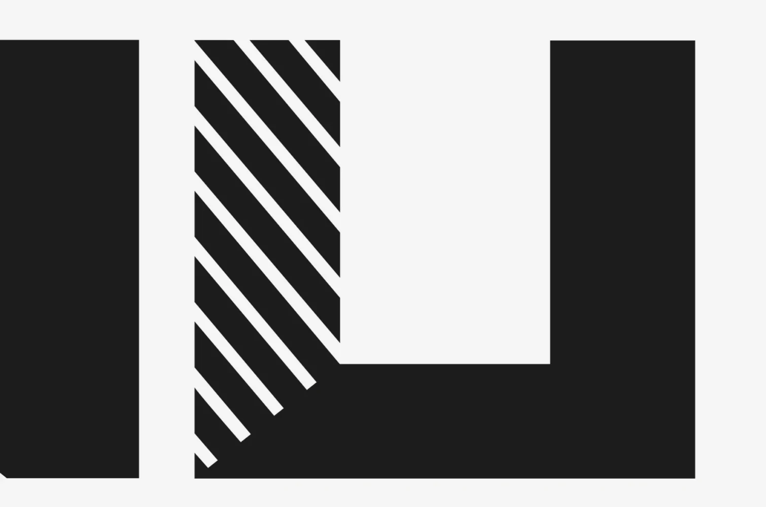 Detalle del logotipo: el trazo izquierdo de la U relleno de rayado diagonal y cortado en bisel allí donde se une a la base de la letra, como el inglete en la esquina de un marco