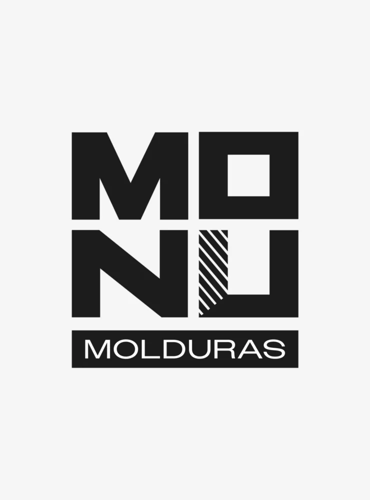 El logotipo de MONU Molduras en negro sobre gris claro: MO sobre NU en letras cuadradas y gruesas, el trazo izquierdo de la U rayado con líneas diagonales y Molduras en mayúsculas blancas sobre una barra negra
