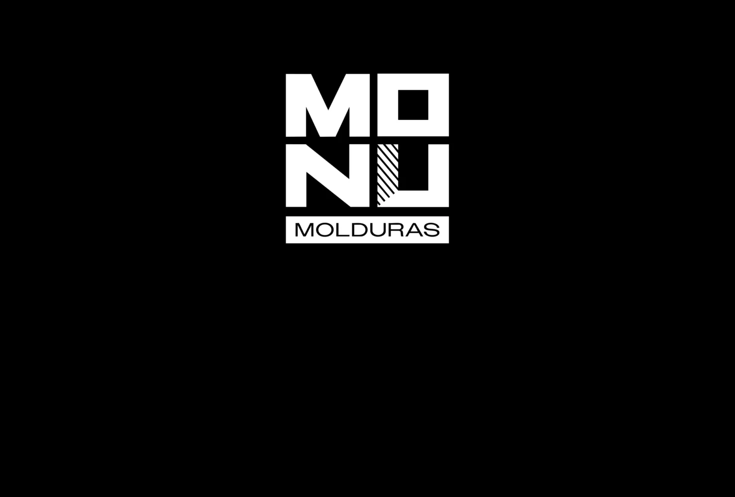 Il logo MONU Molduras in bianco su nero: le lettere MO impilate su NU come quattro blocchi pesanti, un’asta della U tratteggiata e la parola Molduras in una barra sotto