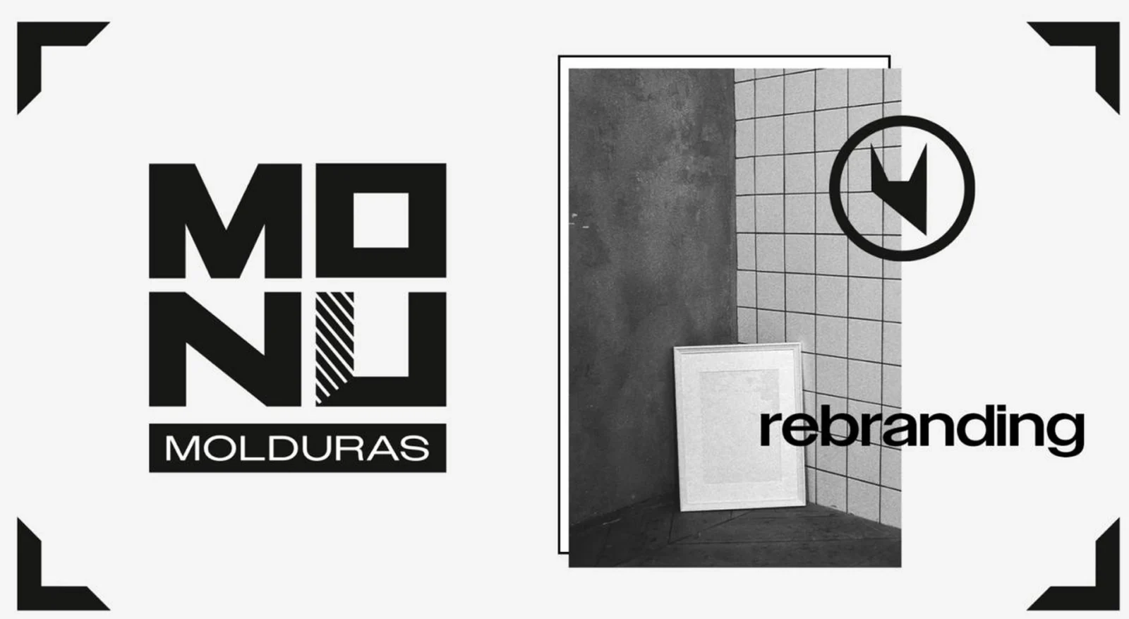 Presentación del rebranding sobre gris claro: el logotipo de MONU Molduras, una fotografía en blanco y negro de un marco blanco apoyado en un rincón alicatado, el símbolo en su anillo, la palabra rebranding y cuatro esquinas negras