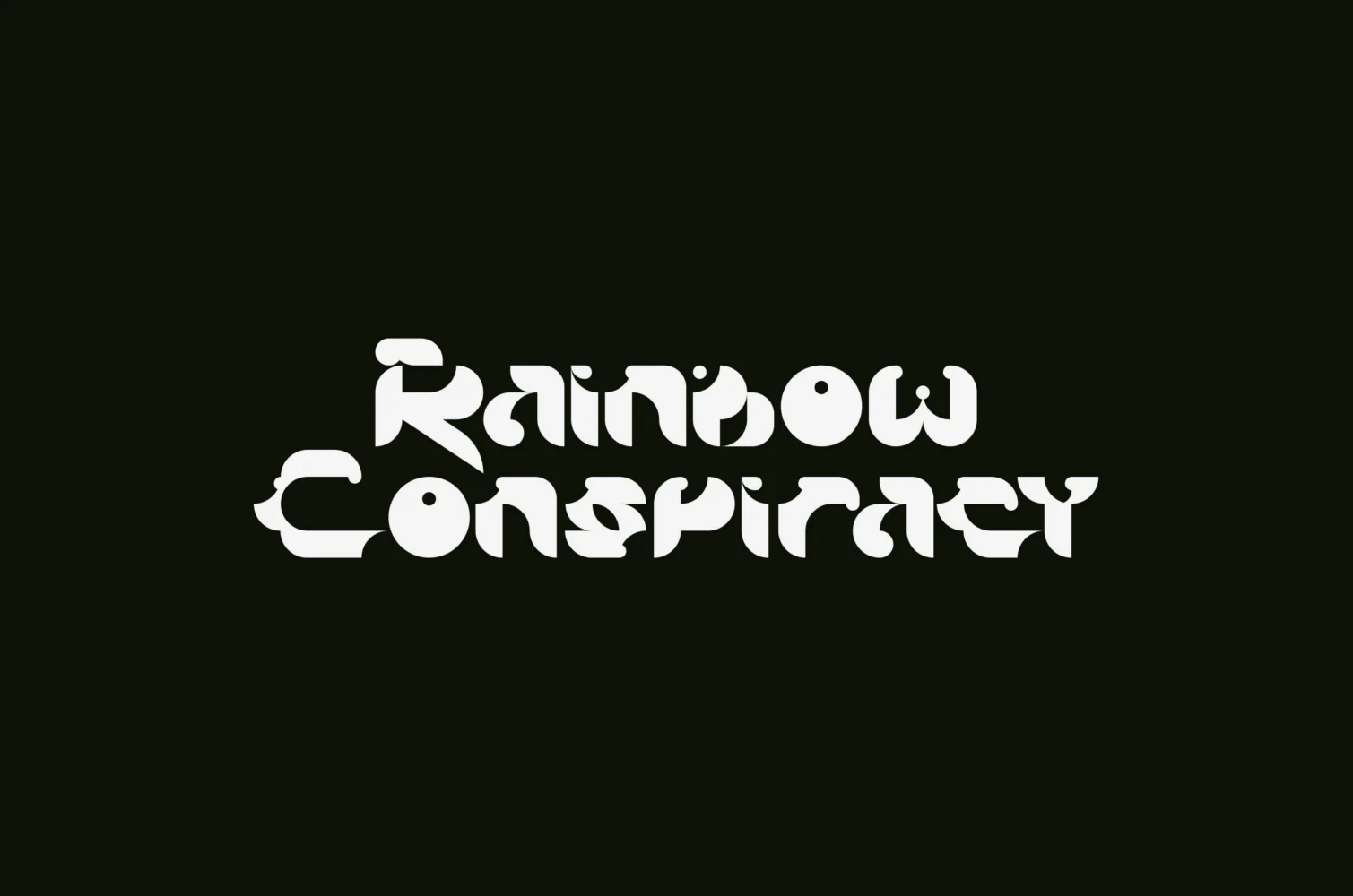 El logotipo de Rainbow Conspiracy en blanco sobre negro, en dos líneas, con letras construidas a partir de arcos y círculos