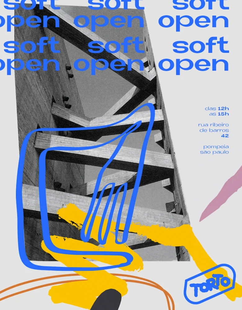 Plakat zum Soft Opening von Torto Cozinha: eine schräg angeschnittene Schwarz-Weiß-Fotografie von Betonbalken, darüber eine blau gezeichnete Gabel, ein gelber Pinselstrich und das Logo im Rahmen